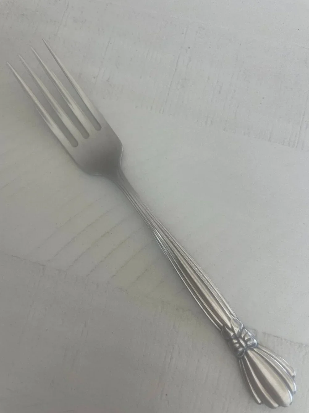 ONEIDA ALEXIS DELUXE STAINLESS DINNER FORK WITH BOW DESIGN RETIRED PREOWNED